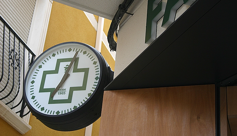 La farmacia del reloj de Aspe recupera su legendario símbolo