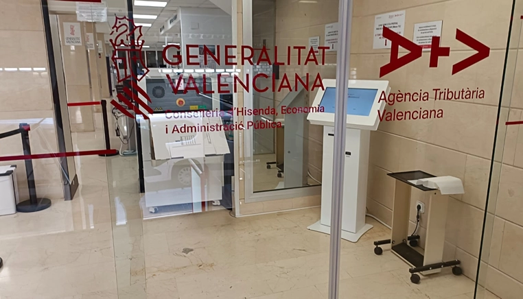 Rotulación corporativa de la sede central en Alicante de la Agencia Tributaria Valenciana.