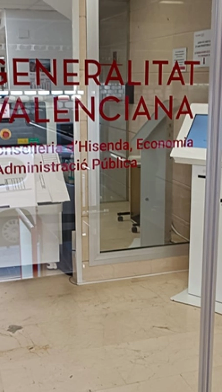 Rotulación corporativa de la sede central en Alicante de la Agencia Tributaria Valenciana.